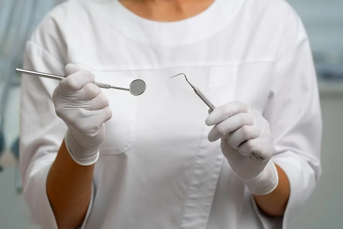 Удаление сломанных инструментов из канала зуба